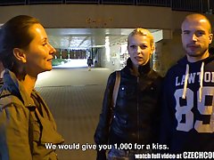 Nuotraukos porno kojos dėvi kojines didžiulis ūgio pirmiausia o paskui parduoti