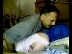 Porno didžiulis mužikas dviejų ant sofos