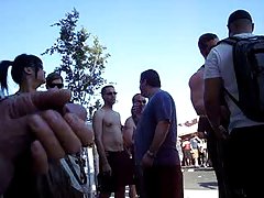 Drabužiai jaunų lesbiečių kieme namuose padeda vieni kitiems cum