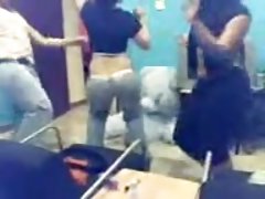 Porno tėvas jaunų dukra gerai sucks ir priima jį savo