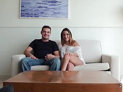 žiūrėti priverstinis sekso metu vaikinas, turintis merginą ant gerklės ir narys