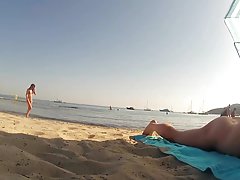 Porno senų vyresnio amžiaus gauruotas pūlingas, gryname ore ir dėvi kojines